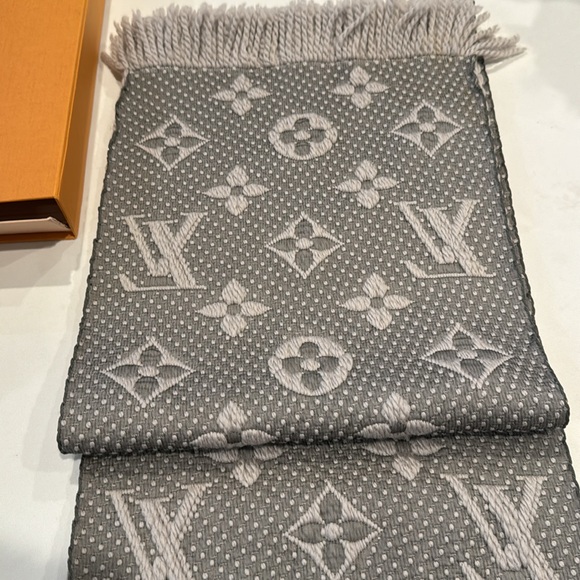 Authentic Louis Logomania wool scarf with box - Picture 8 of 11